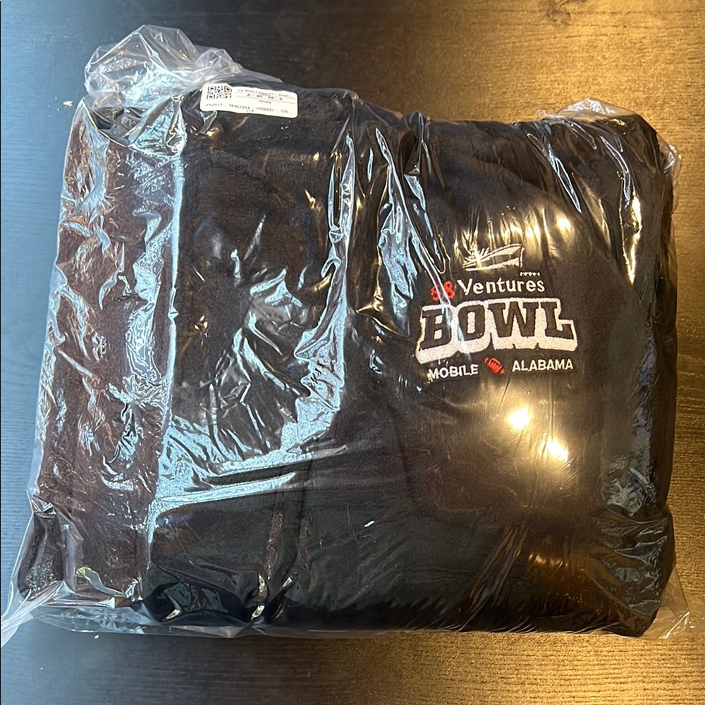 68 Ventures Bowl Black Fleece Robe